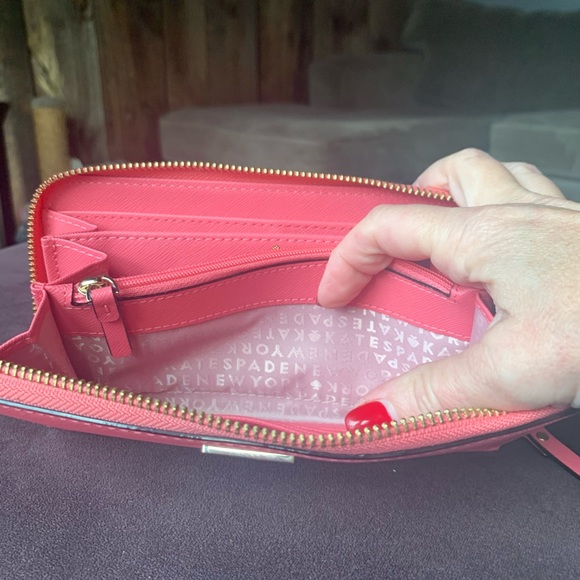 Kate Spade Laurel Way Neda zippered wallet. - Picture 5 of 8